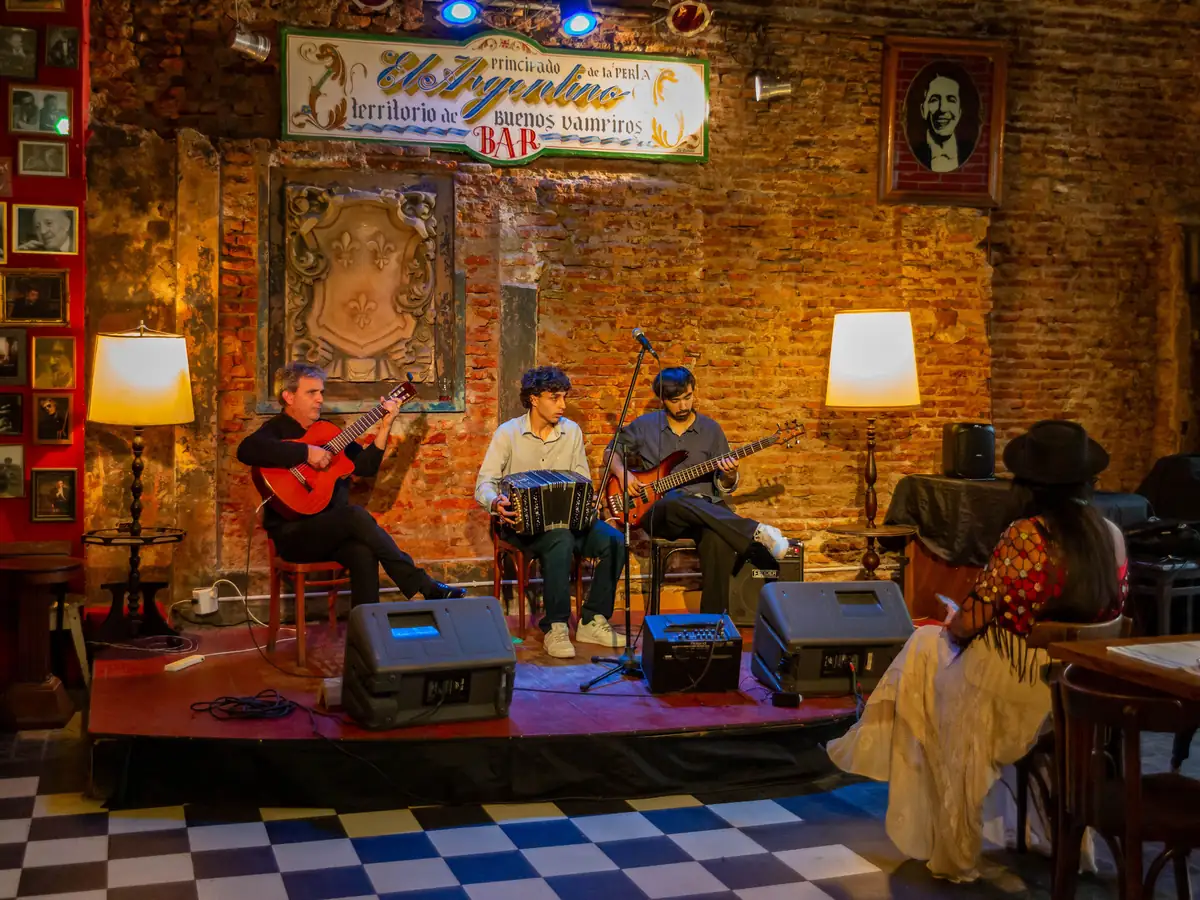 Kytarista, hráč na bandoneon a baskytarista vystupující v tango baru v Buenos Aires